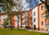 Sanierte 2-Raum-Wohnung mit Badewanne und Balkon.