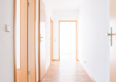 Sanierte 2-Raum-Wohnung mit Badewanne und Balkon.