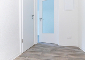 Wohnen in Bad Salzelmen. Frisch sanierte 1-Raum Wohnung im Erdgeschoss mit Dusche und Balkon direkt am Kurpark.
