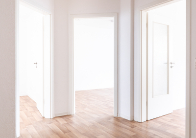 Wohnen in Bad Salzelmen! Schöne 2-Raum Wohnung im Erdgeschoss mit Dusche und Balkon.